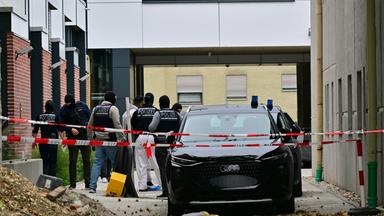 Zwei Männer werden von Polizei und Justiz vom Haftrichter am Amtsgericht zum Auto geführt. 