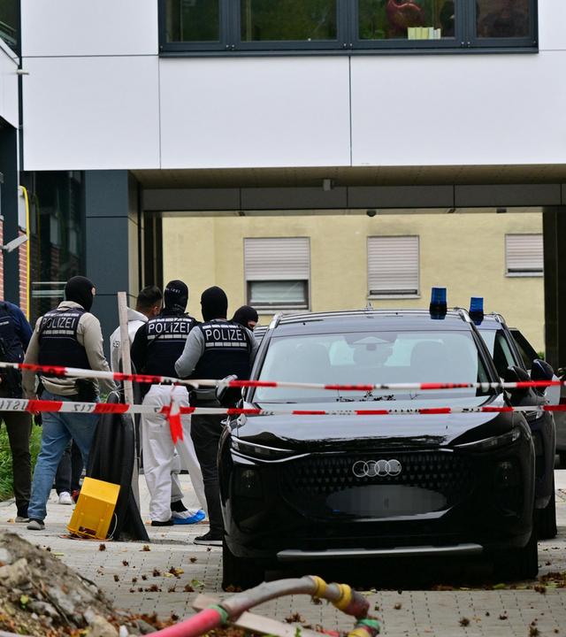 Zwei Männer werden von Polizei und Justiz vom Haftrichter am Amtsgericht zum Auto geführt. 