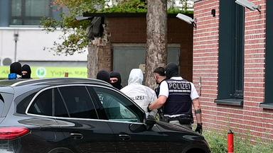 Baden-Württemberg, Nürtingen: Zwei mutmaßliche Verdächtige werden von der Polizei zum Haftrichter am Amtsgericht geführt.