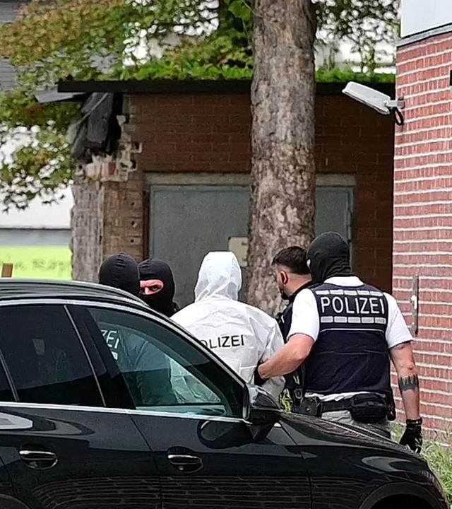 Nürtingen: Zwei Verdächtige werden von der Polizei zum Haftrichter am Amtsgericht geführt.