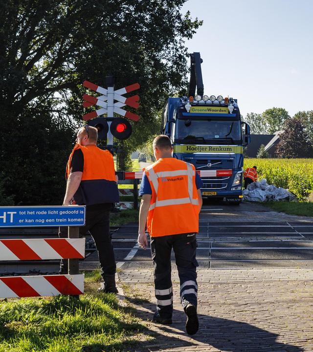 Mitarbeiter einer beauftragten Firma arbeiten entlang der Bahnstrecke in Holten, Niederlande.