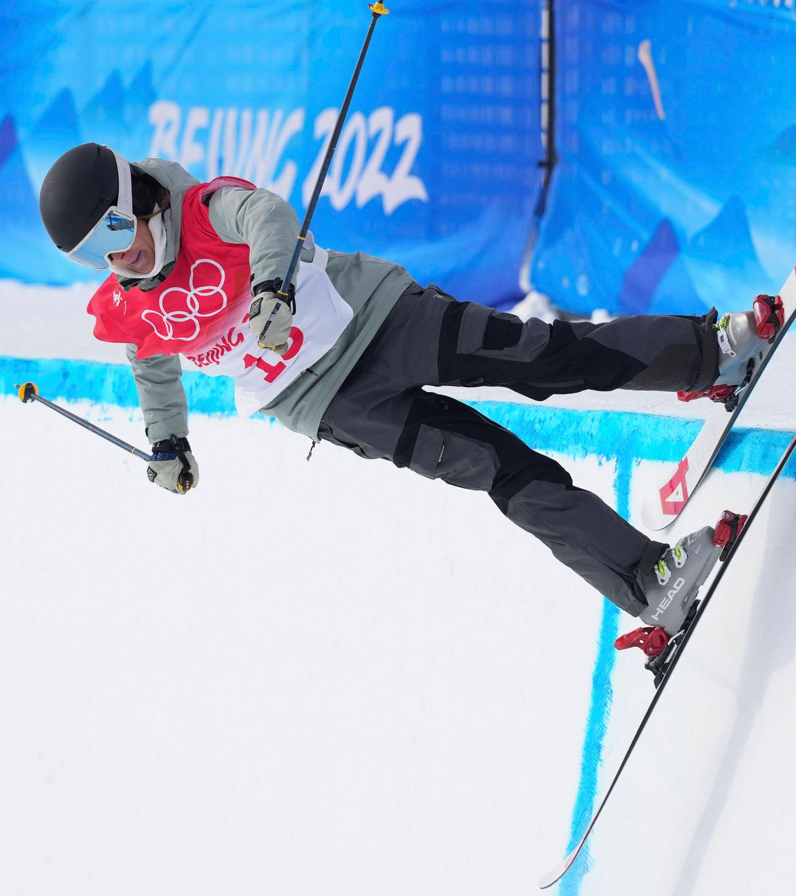 Die deutsche Freestyle-Skierin Sabrina Cakmakli performed bei der Freeski Halfpipe Qualifikation bei den Olympischen Winterspielen 2022 in Peking 