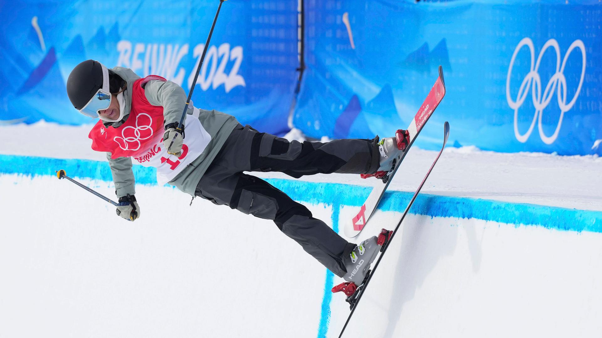 Die deutsche Freestyle-Skierin Sabrina Cakmakli performed bei der Freeski Halfpipe Qualifikation bei den Olympischen Winterspielen 2022 in Peking 