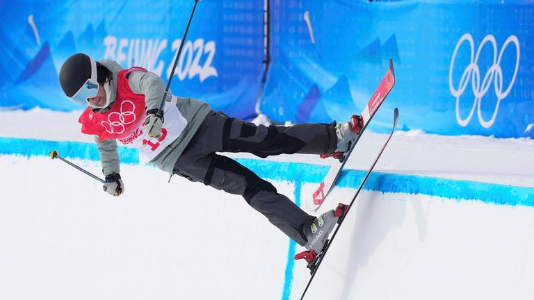 Die deutsche Freestyle-Skierin Sabrina Cakmakli performed bei der Freeski Halfpipe Qualifikation bei den Olympischen Winterspielen 2022 in Peking 