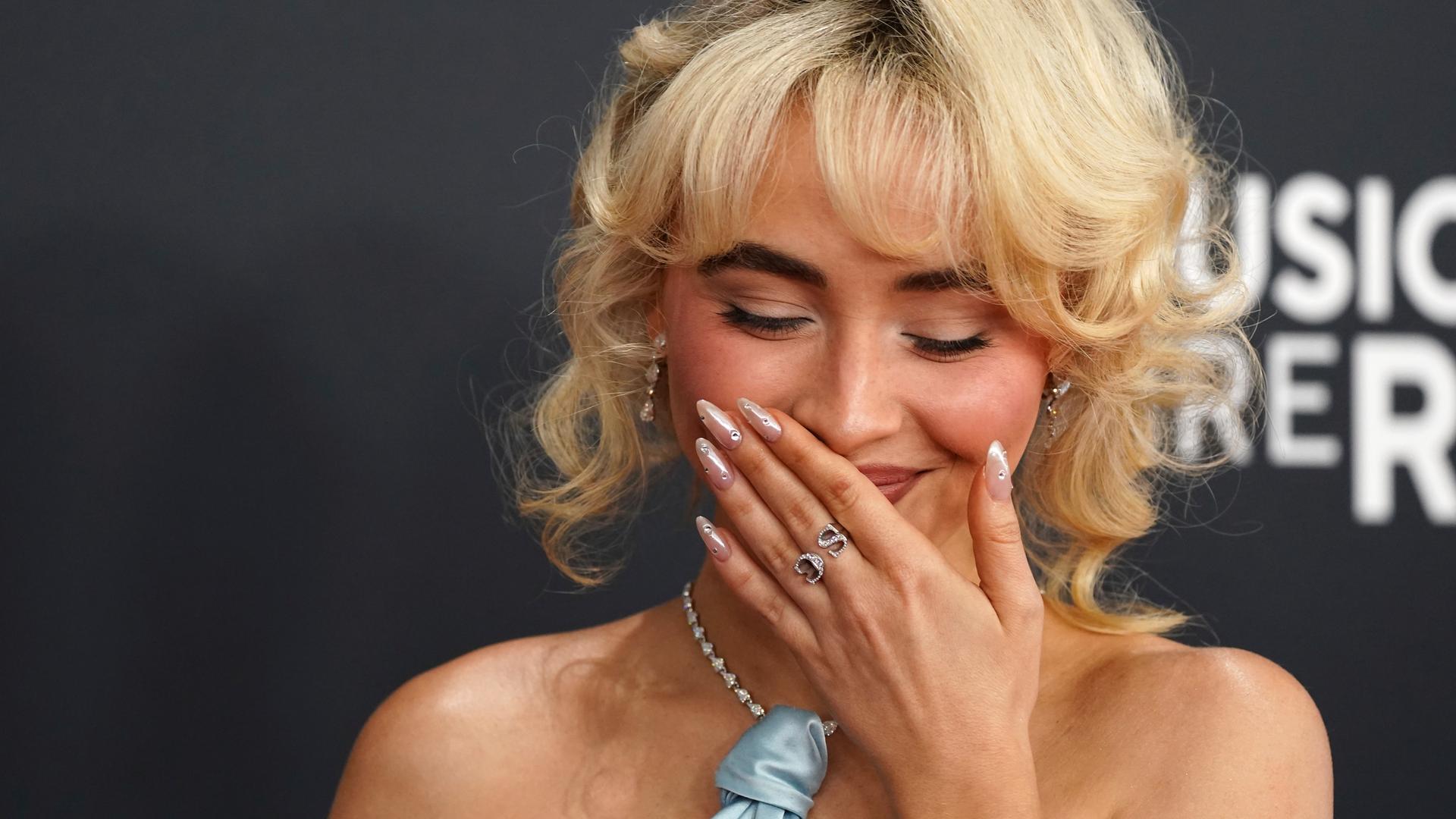 Sabrina Carpenter kommt zur 67. Grammy-Verleihung in Los Angeles.