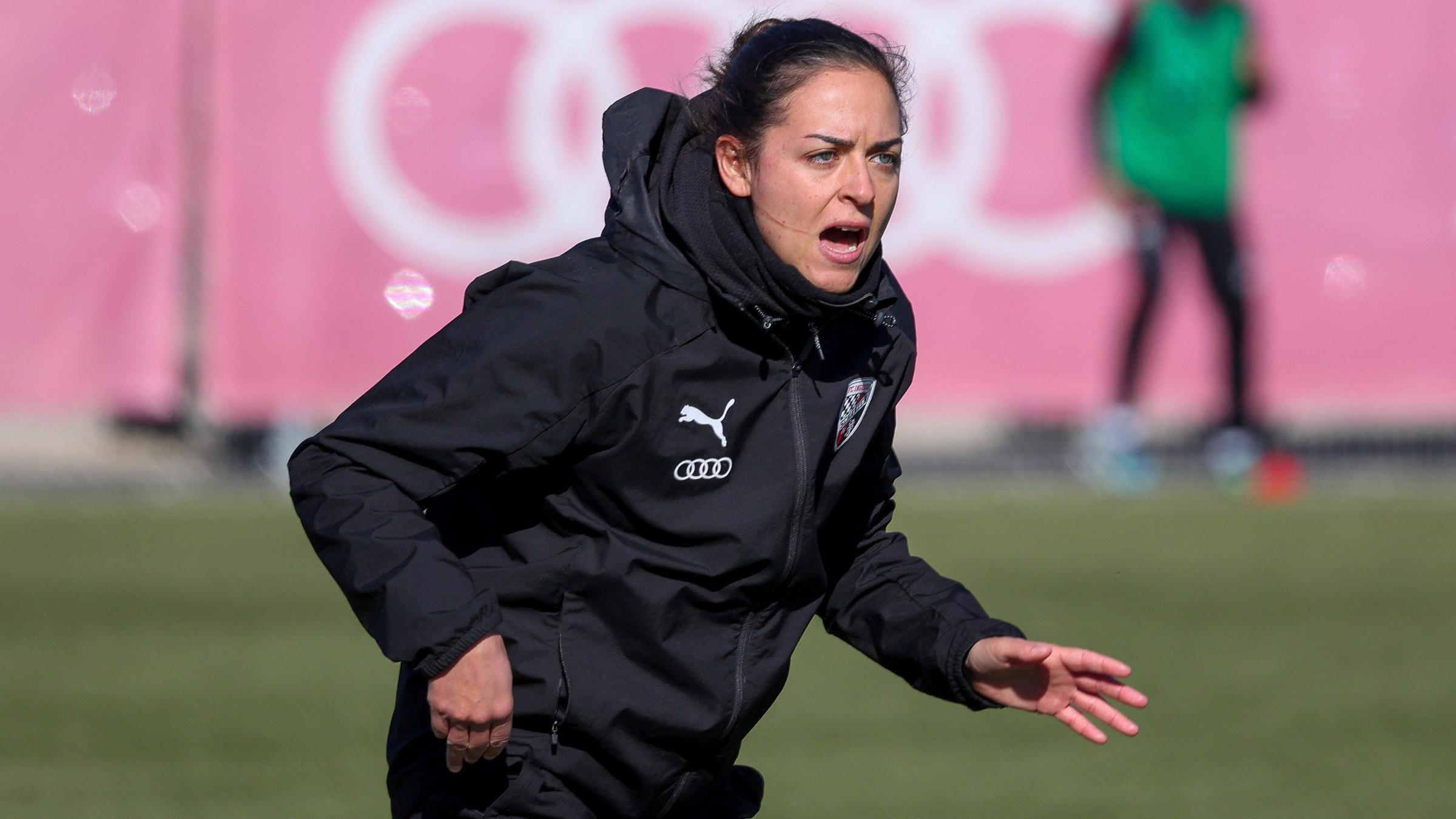 Sabrina Wittmann (Trainerin FC Ingolstadt 04) an der Seitenlinie beim U19-Spiel FC Ingolstadt 04 - FC Bayern München