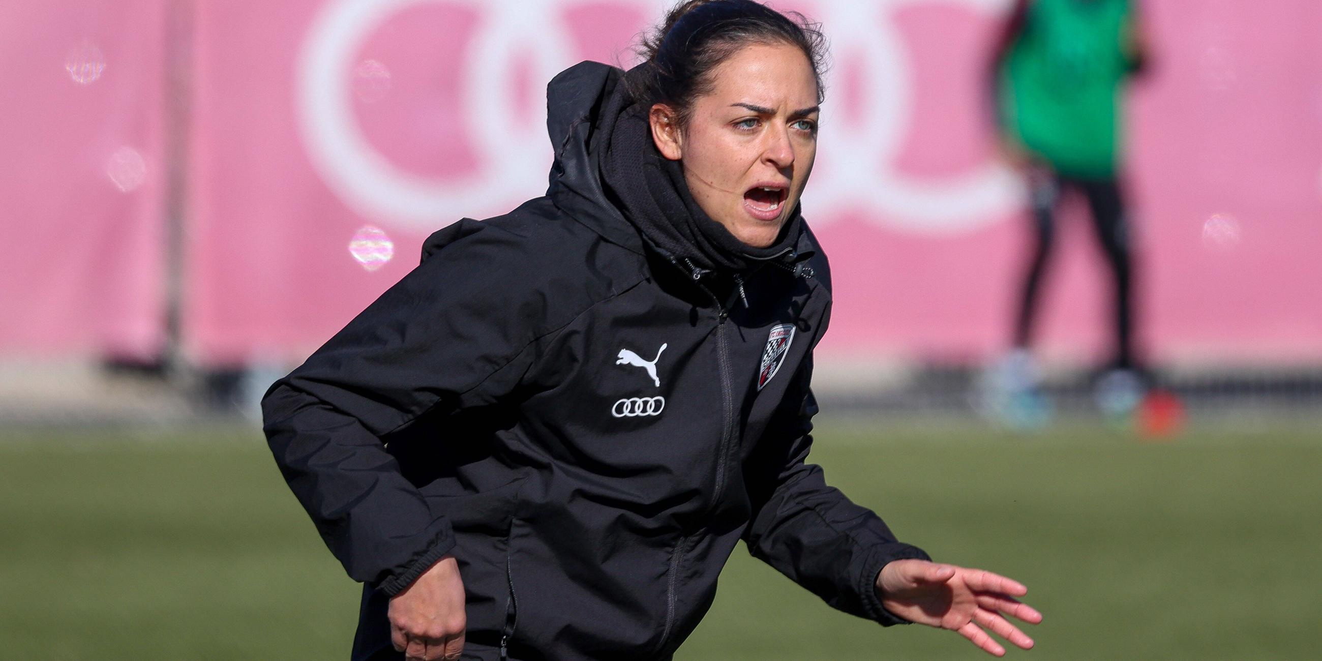 Sabrina Wittmann (Trainerin FC Ingolstadt 04) an der Seitenlinie beim U19-Spiel FC Ingolstadt 04 - FC Bayern München