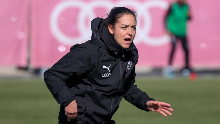 Sabrina Wittmann (Trainerin FC Ingolstadt 04) an der Seitenlinie beim U19-Spiel FC Ingolstadt 04 - FC Bayern München