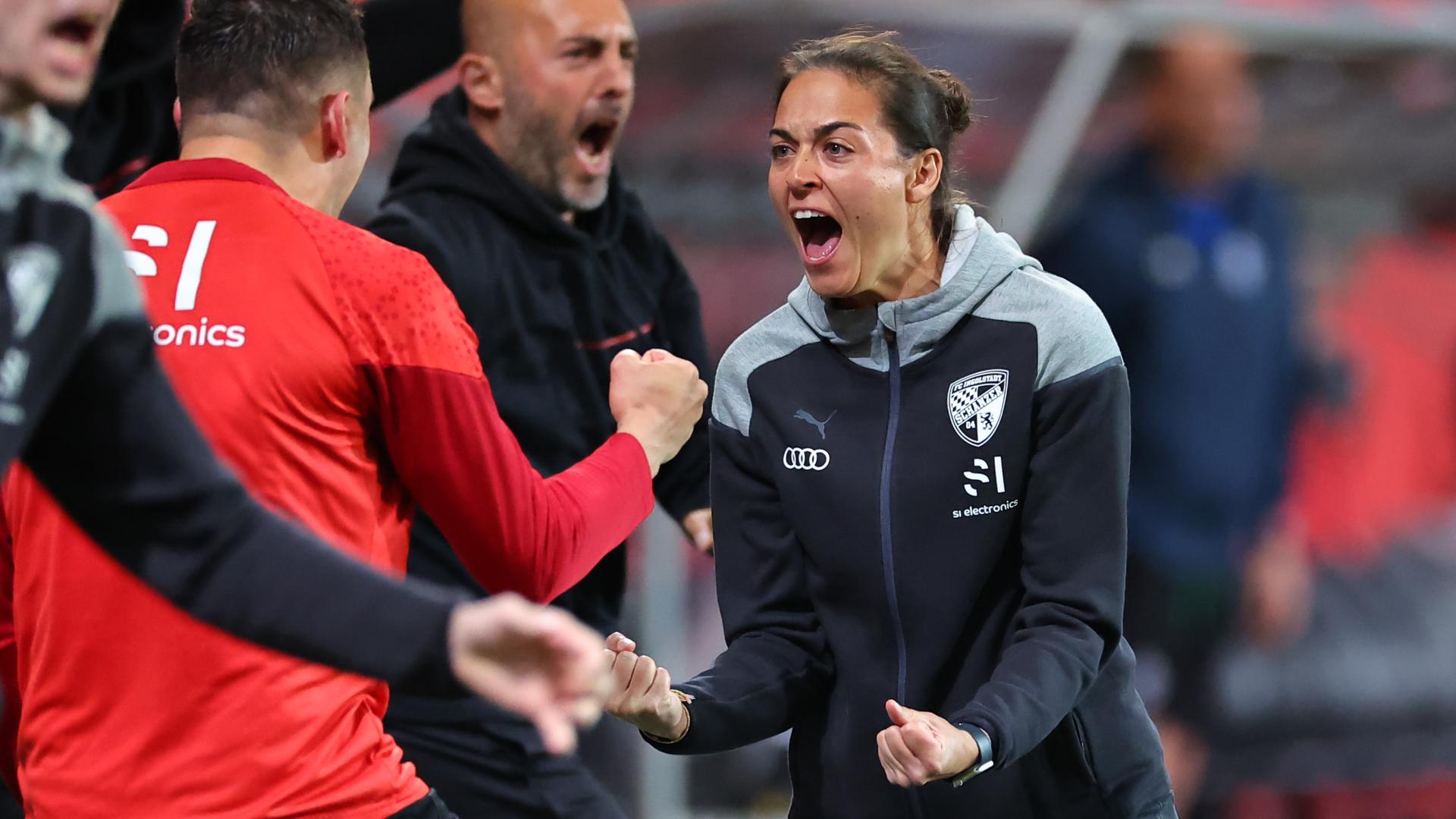  Die Trainerin Sabrina Wittmann aus Ingolstadt jubelt über den Treffer ihrer Mannschaft zum 1:1 beim Spiel gegen Mannheim am 05.05.2024.