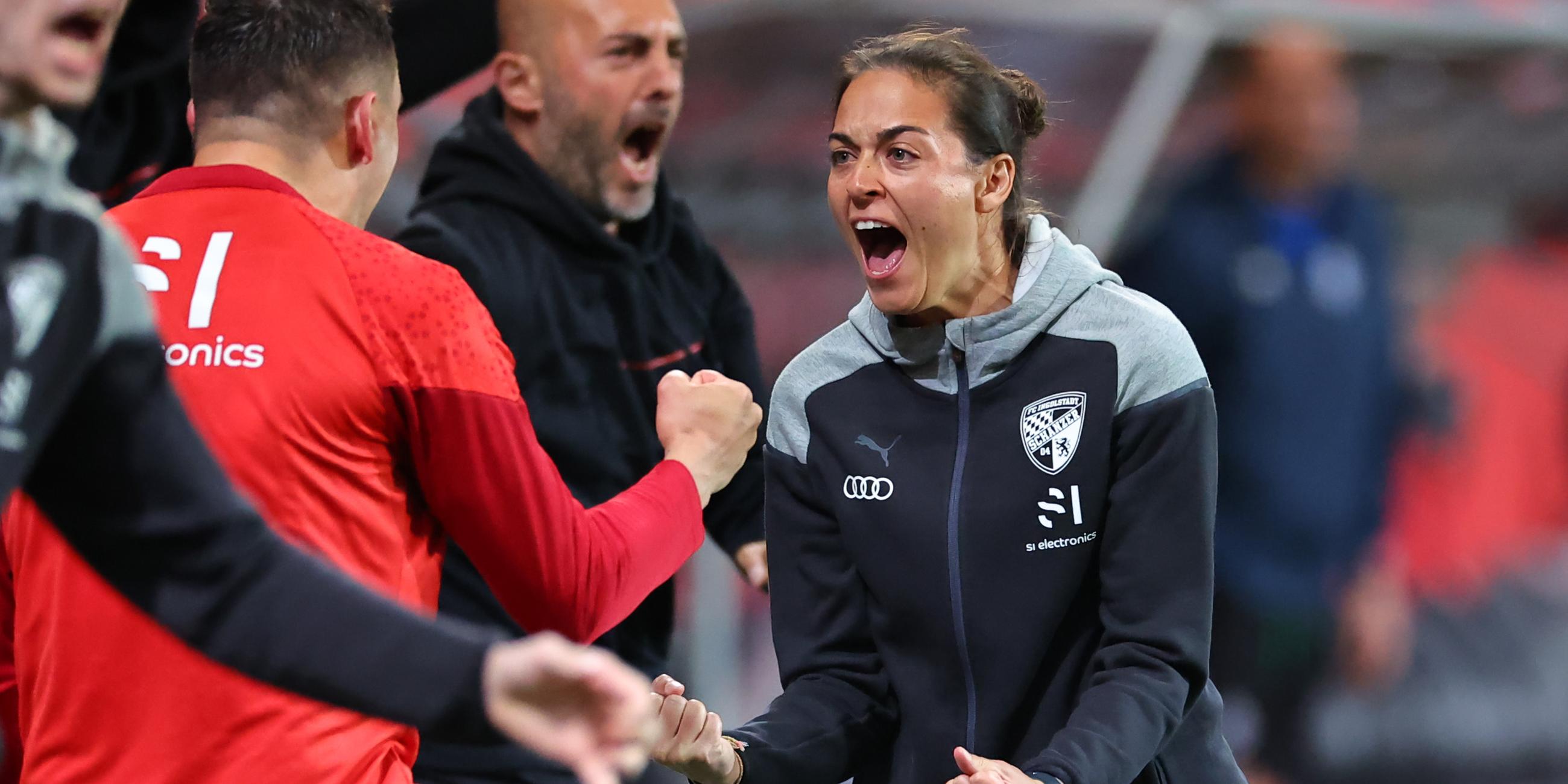  Die Trainerin Sabrina Wittmann aus Ingolstadt jubelt über den Treffer ihrer Mannschaft zum 1:1 beim Spiel gegen Mannheim am 05.05.2024.