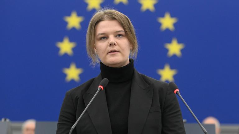 ana Poczobut, Tochter des inhaftierten weißrussischen Journalisten Andrzej Poczobut, spricht während der Veranstaltung "Sacharow für die Freiheit des Denkens" im Europäischen Parlament in Straßburg.