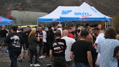  Sachsen-Anhalt, Hettstedt: Besucher einer AfD Wahlkampfveranstaltung in Hettstedt stehen für Autogramme vor einem Zelt mit dem Spitzenkandidaten Siegmund. Die AfD führt in den Umfragen zur Landtagswahl. Die Sachsen-Anhalter wählen am 06. September einen neuen Landtag. 