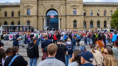 Magdeburg: Demonstranten versammeln sich auf dem Platz vor dem Hauptbahnhof