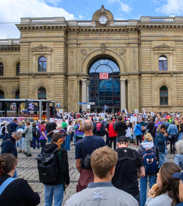 Magdeburg: Demonstranten versammeln sich auf dem Platz vor dem Hauptbahnhof