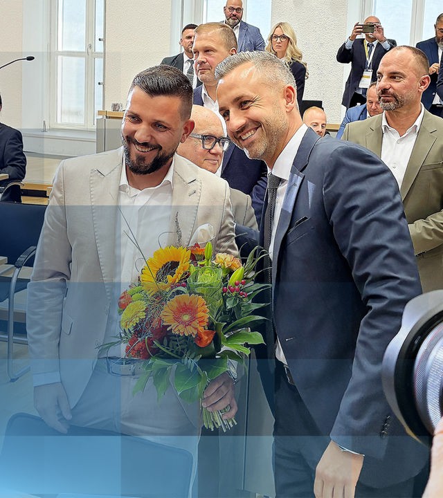 Fraktionsvorsitzender der AfD in Sachsen-Anhalt Ulrich Siegmund mit erstem AfD-Landtagspräsident Tobias Rausch mit einem hauptsächlich gelben Blumenstrau0.