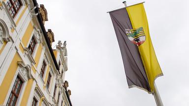 Die Flagge von Sachsen-Anhalt ist vor der Fassade des Gebäudes des Landtags von Sachsen-Anhalt gehisst.