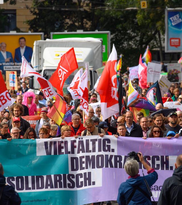 Sachsen-Anhalt, Magdeburg: Demonstranten gehen durch die Innenstadt und tragen ein Banner mit dem Aufdruck "Vielfältig. Demokratisch. Solidarisch."