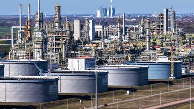 Sachsen-Anhalt, Leuna: Blick auf die Anlagen der Total Energies Raffinerie im Chemiepark Leuna.