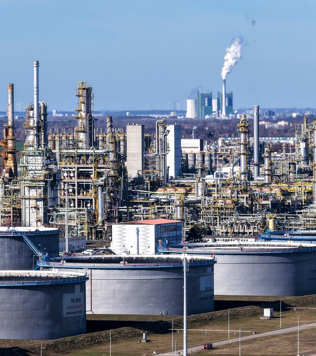Sachsen-Anhalt, Leuna: Blick auf die Anlagen der Total Energies Raffinerie im Chemiepark Leuna.