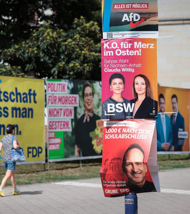 Verschiedene Wahlplakate in Magdeburg zur Landtagswahl in Sachsen-Anhalt 2026