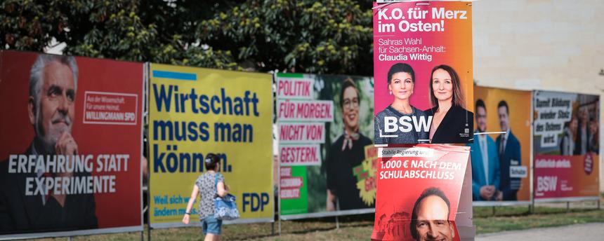Verschiedene Wahlplakate in Magdeburg zur Landtagswahl in Sachsen-Anhalt 2026
