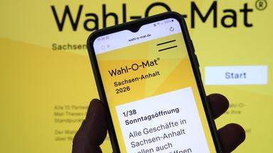 Auf einem Smartphone und einem Laptop wurde der Wahl-O-Mat zur Landtagswahl Sachsen-Anhalt geöffnet (Symbolfoto)