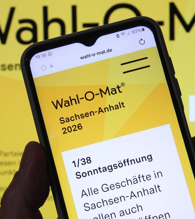 Auf einem Smartphone und einem Laptop wurde der Wahl-O-Mat zur Landtagswahl Sachsen-Anhalt geöffnet (Symbolfoto)