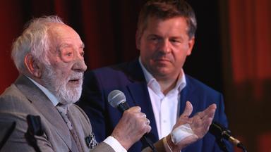 Schauspieler Dieter Hallervorden (l) und Sven Schulze (CDU), Ministerpräsident von Sachsen-Anhalt, stehen gemeinsam auf der Bühne des Oli-Kinos. 