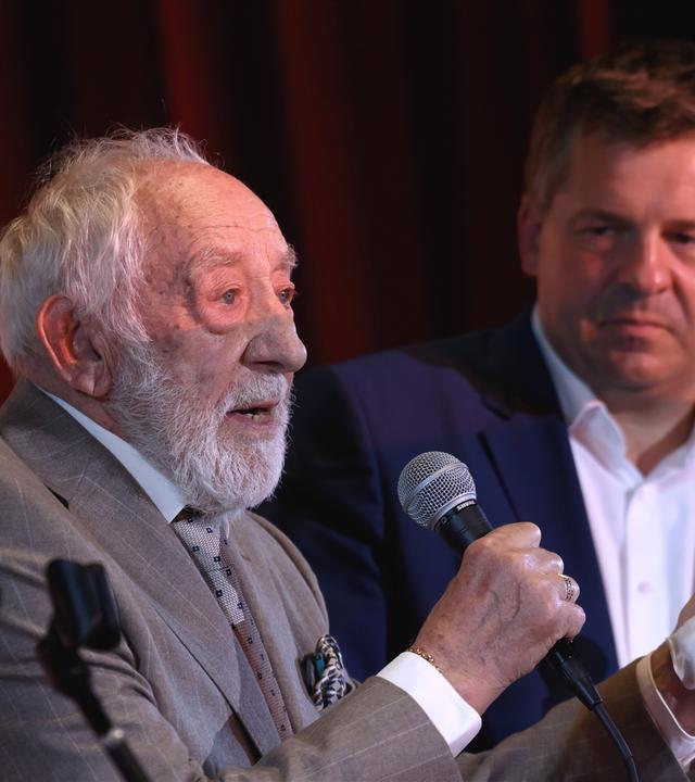 Schauspieler Dieter Hallervorden (l) und Sven Schulze (CDU), Ministerpräsident von Sachsen-Anhalt, stehen gemeinsam auf der Bühne des Oli-Kinos. 