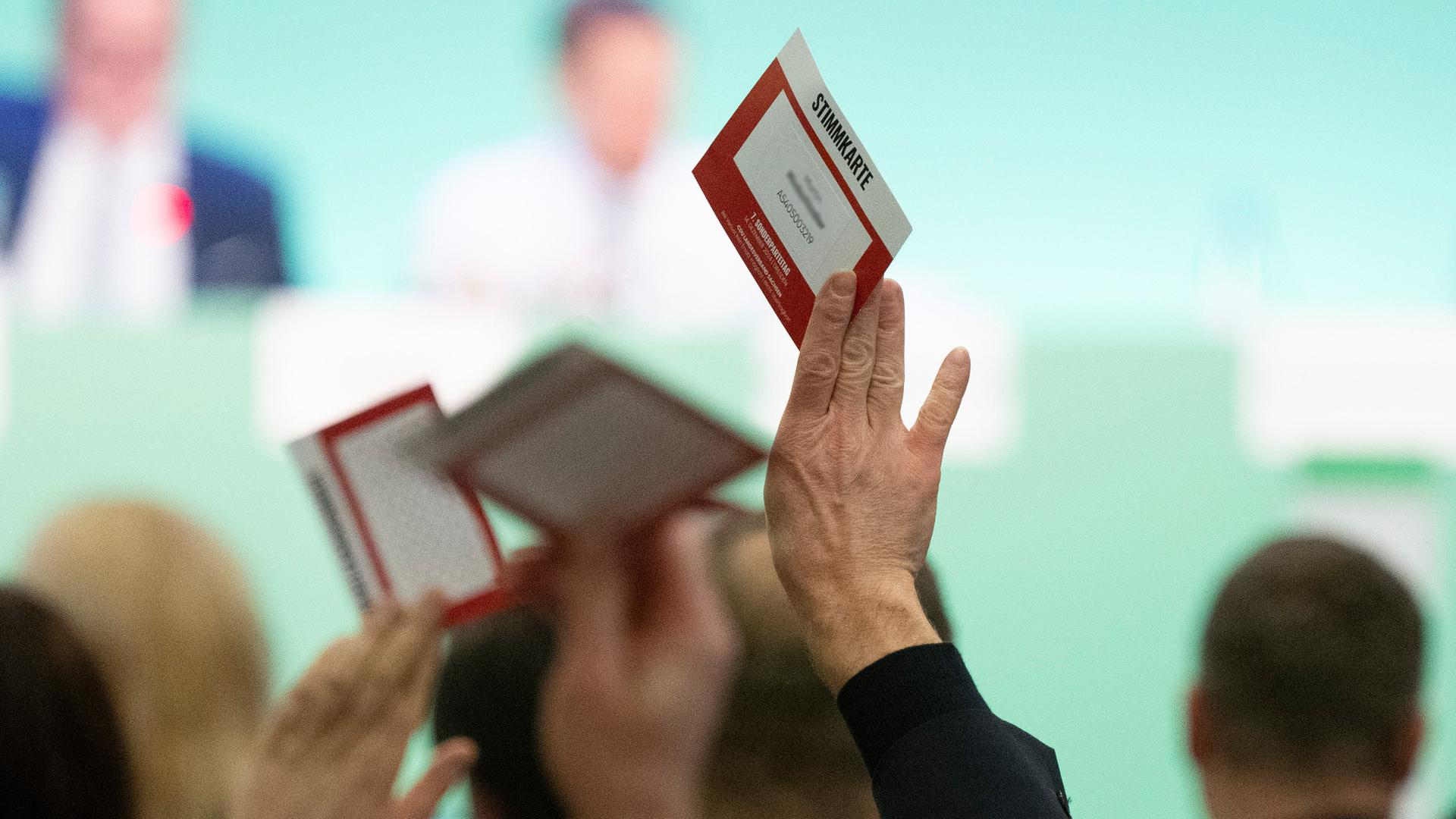 Abstimmung der CDU-Delegierten in Sachsen mit Stimmkarte für Koalition mit der SPD