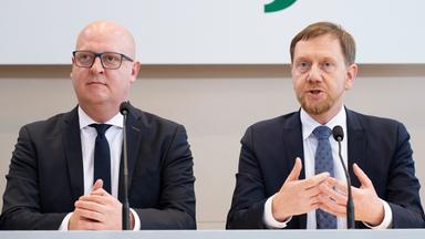 Henning Homann (l), Co-Vorsitzender der SPD in Sachsen, und Michael Kretschmer (CDU), Ministerpräsident von Sachsen