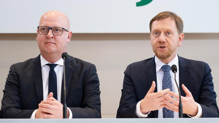 Henning Homann (l), Co-Vorsitzender der SPD in Sachsen, und Michael Kretschmer (CDU), Ministerpräsident von Sachsen