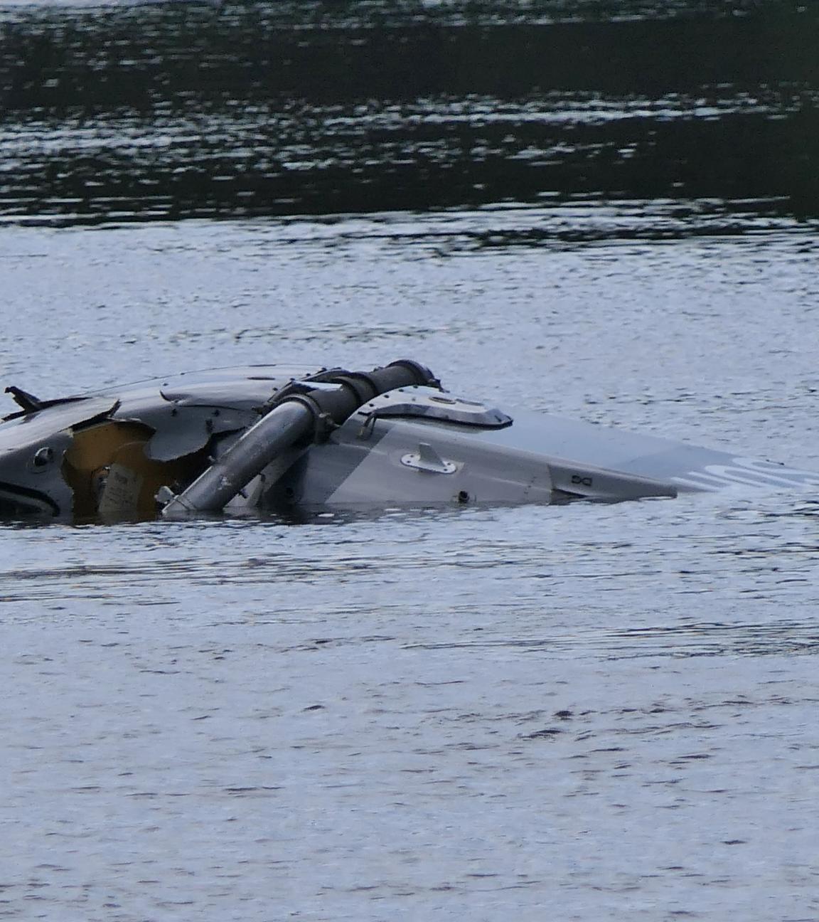 Sachsen, Grimma: Ein Hubschrauberg treibt in der Nähe von Grimma in Sachsen in einem Fluss.