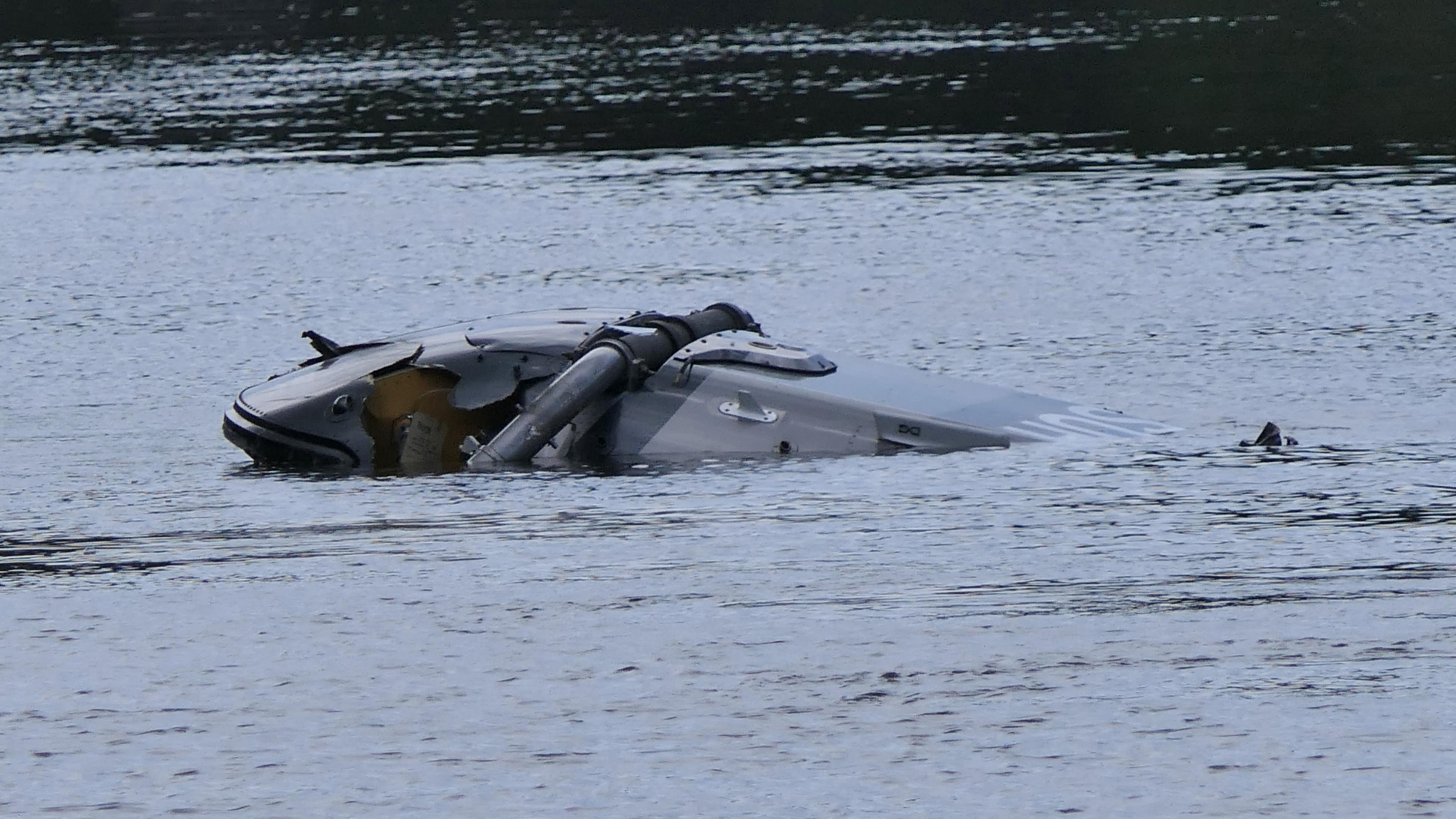 Sachsen, Grimma: Ein Hubschrauberg treibt in der Nähe von Grimma in Sachsen in einem Fluss.