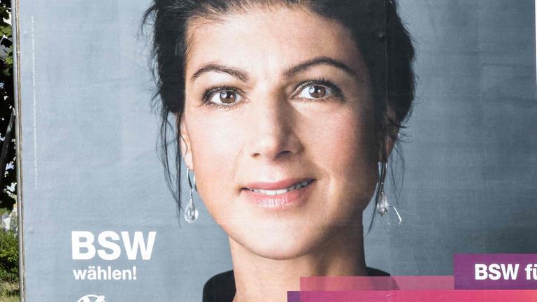 Ein Auto fährt in Zwickau (Sachsen) an Wahlkampfplakaten vorbei.