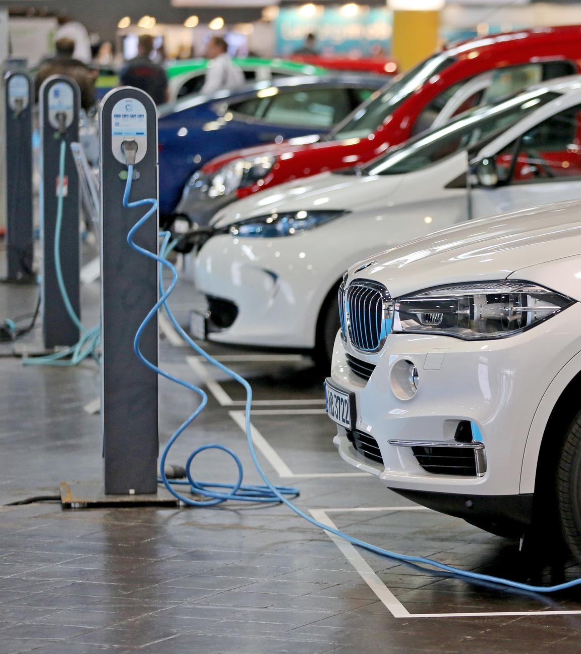 Sachsen, Leipzig: Elektroautos an Aufladestationen, Archivbild