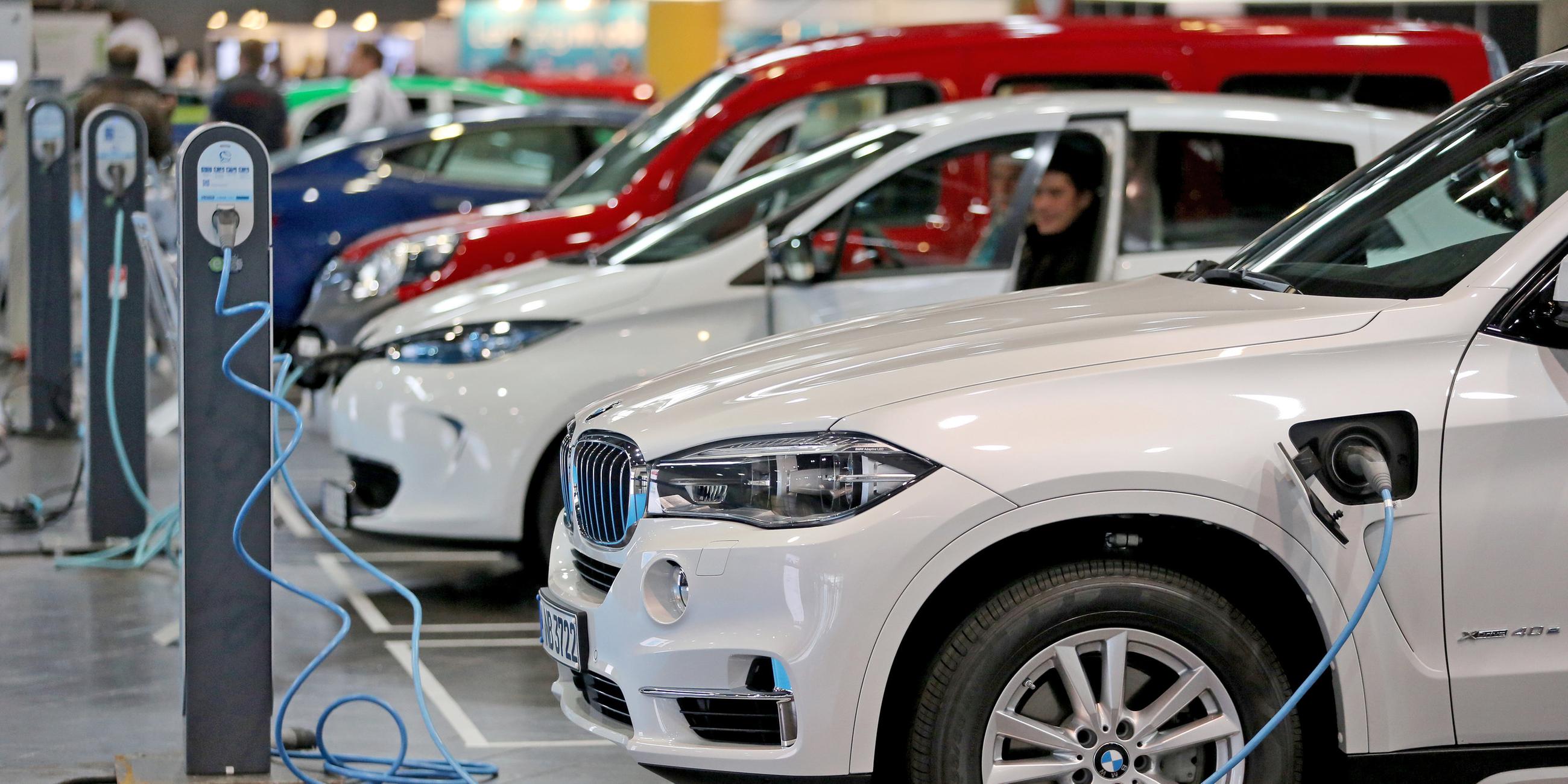 Sachsen, Leipzig: Elektroautos an Aufladestationen, Archivbild