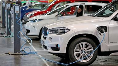 Sachsen, Leipzig: Elektroautos an Aufladestationen, Archivbild