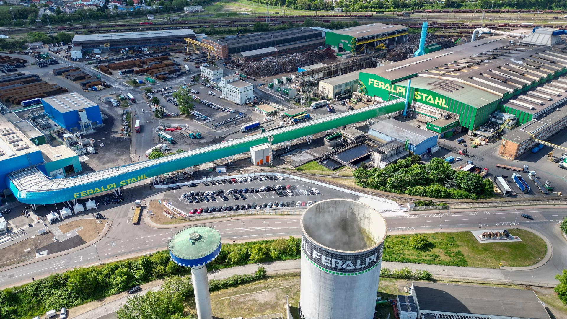 Sachsen, Riesa: Blick auf die Elbe-Stahlwerke Feralpi.