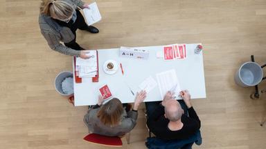 Mitglieder der SPD bei der Auszählung des Mitgliedervotums