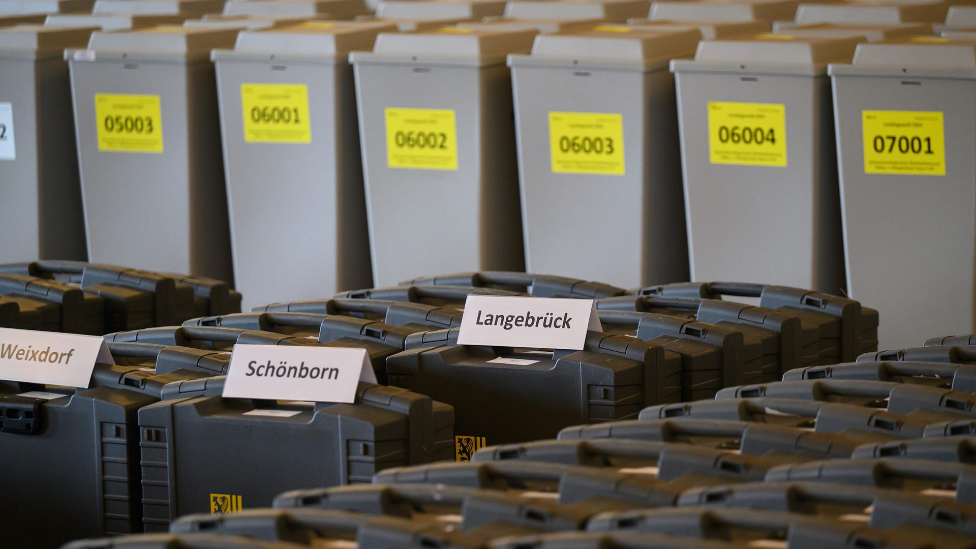 Wahlurnen und Wahlkoffer beim Kreiswahlausschuss