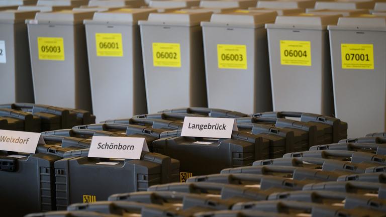 Wahlurnen und Wahlkoffer beim Kreiswahlausschuss