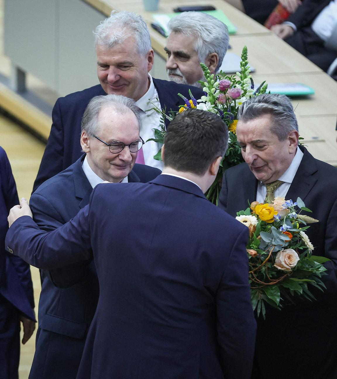Der ehemalige Ministerpräsident Reiner Haseloff legt sein Amt ab und wird mit Blumen verabschiedet