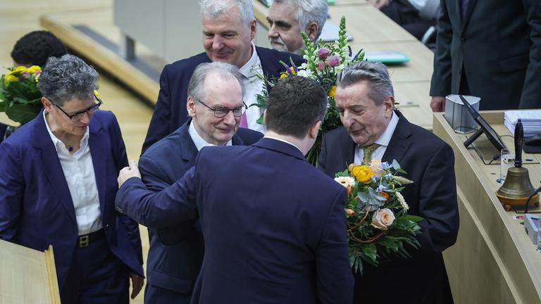 Der ehemalige Ministerpräsident Reiner Haseloff legt sein Amt ab und wird mit Blumen verabschiedet