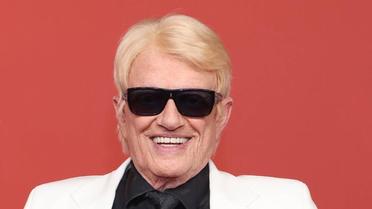 Sänger Heino posiert lächelnd und mit Sonnenbrille für die Kamera.