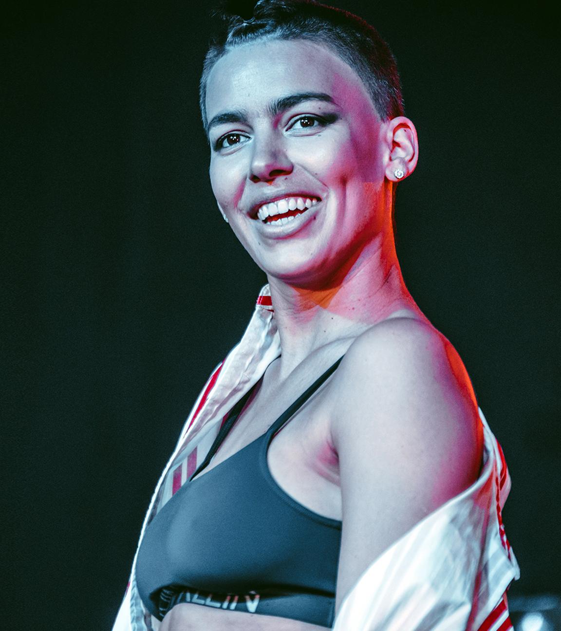 Sängerin Alina Süggeler bei einer öffentlichen Veranstaltung.