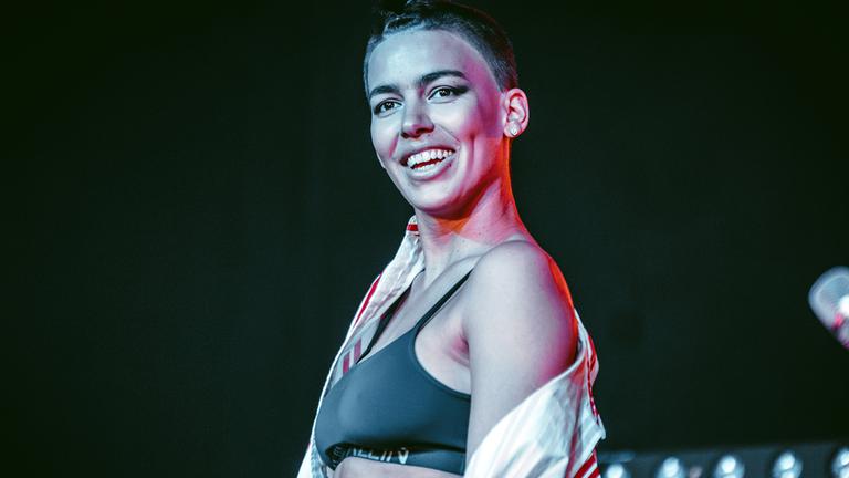 Sängerin Alina Süggeler bei einer öffentlichen Veranstaltung.