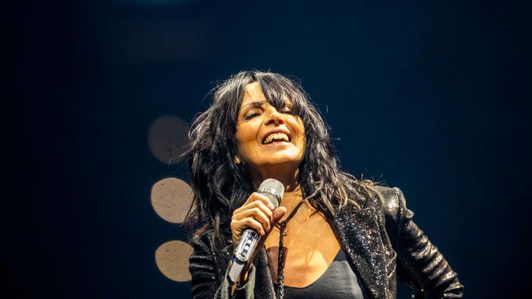 Die Sängerin Nena performt auf einer Bühne. 