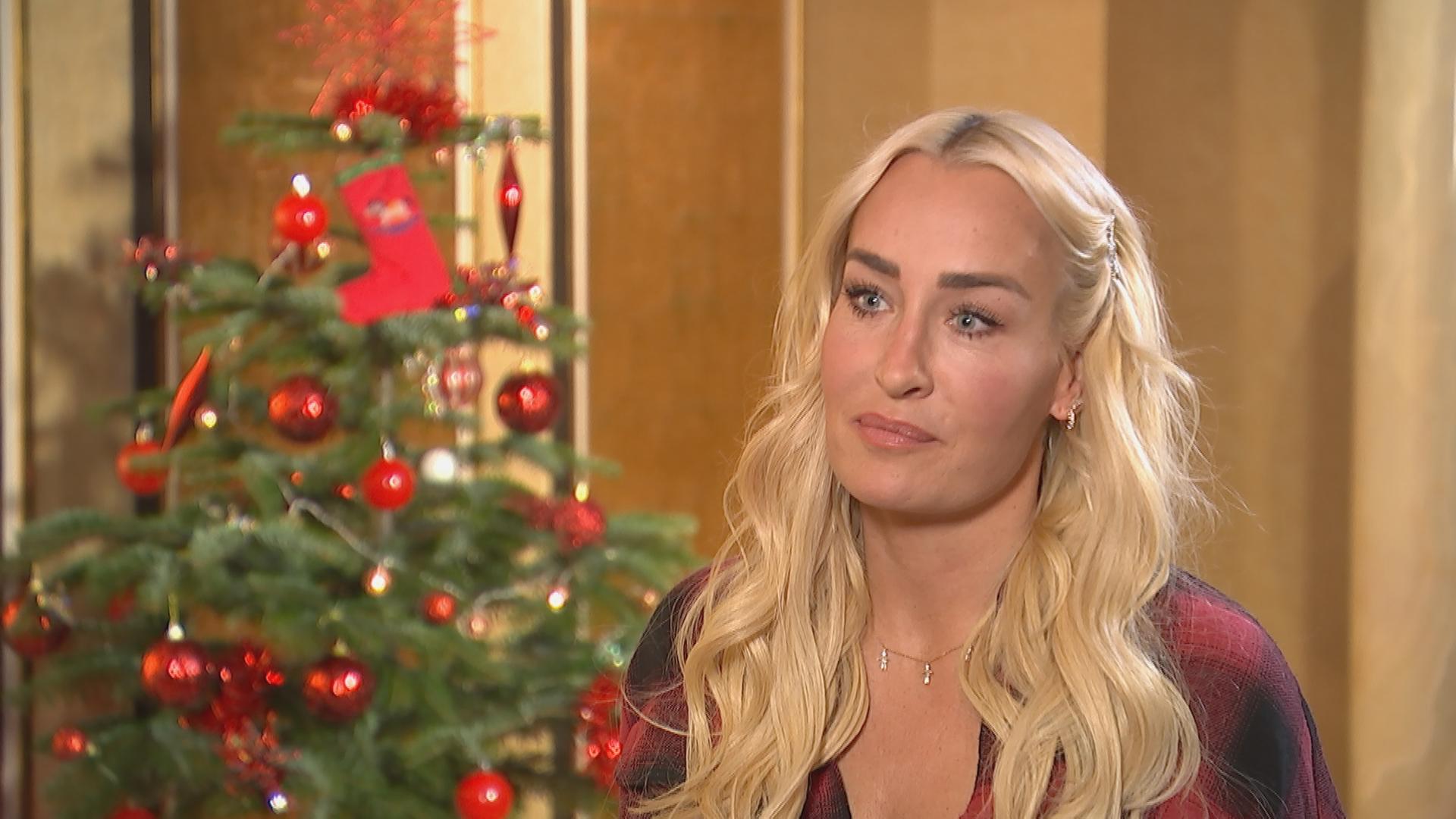 Sängerin Sarah Connor im Interview vor einem Weihnachtsbaum