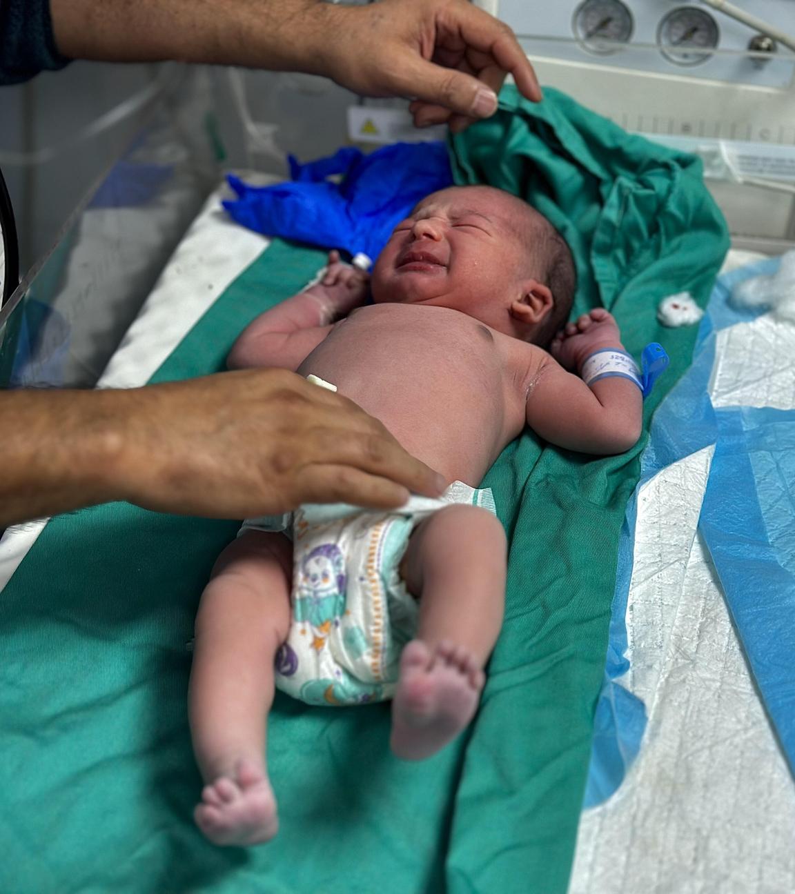 Khan Yunis, Gazastreifen: Ein Säugling wird von einem Arzt in einem Krankenhaus untersucht.